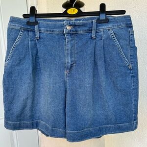 GLORIA VANDERBILT. Blue Jean Shorts, pleated front.Sz 10. 90s. Slimming.…